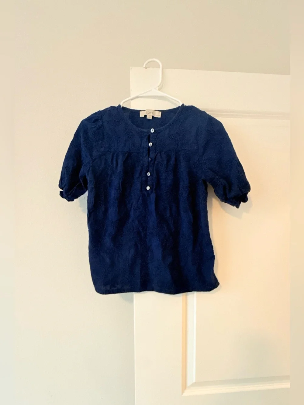 🔥🚨 FLASH SALE! $10 ONLY 🚨🔥 LOFT Navy Blue Eyelet Puff Sleeve Henley Blouse XSP❤️